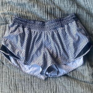 2.5 inch hotty hot shorts - lululemon size 10